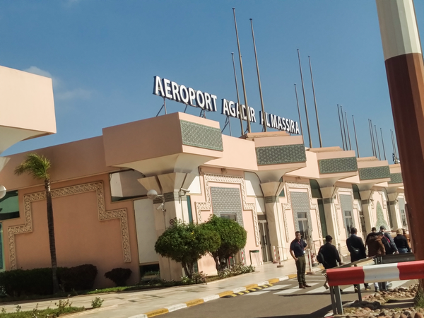 Vue aérienne de l'aéroport d'Agadir Al Massira et ses pistes modernes.