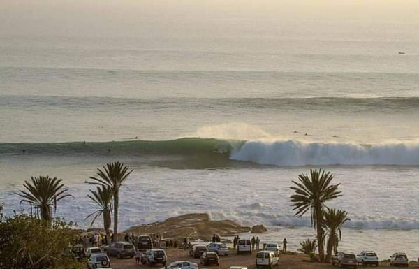 Surfeur chevauchant une vague à Anchor Point, Taghazout